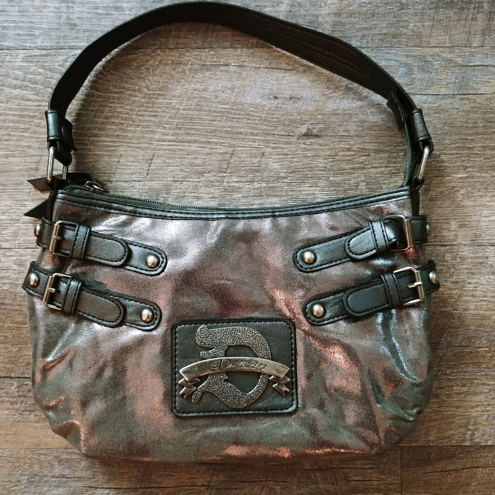 On the shoulder bag by dereon